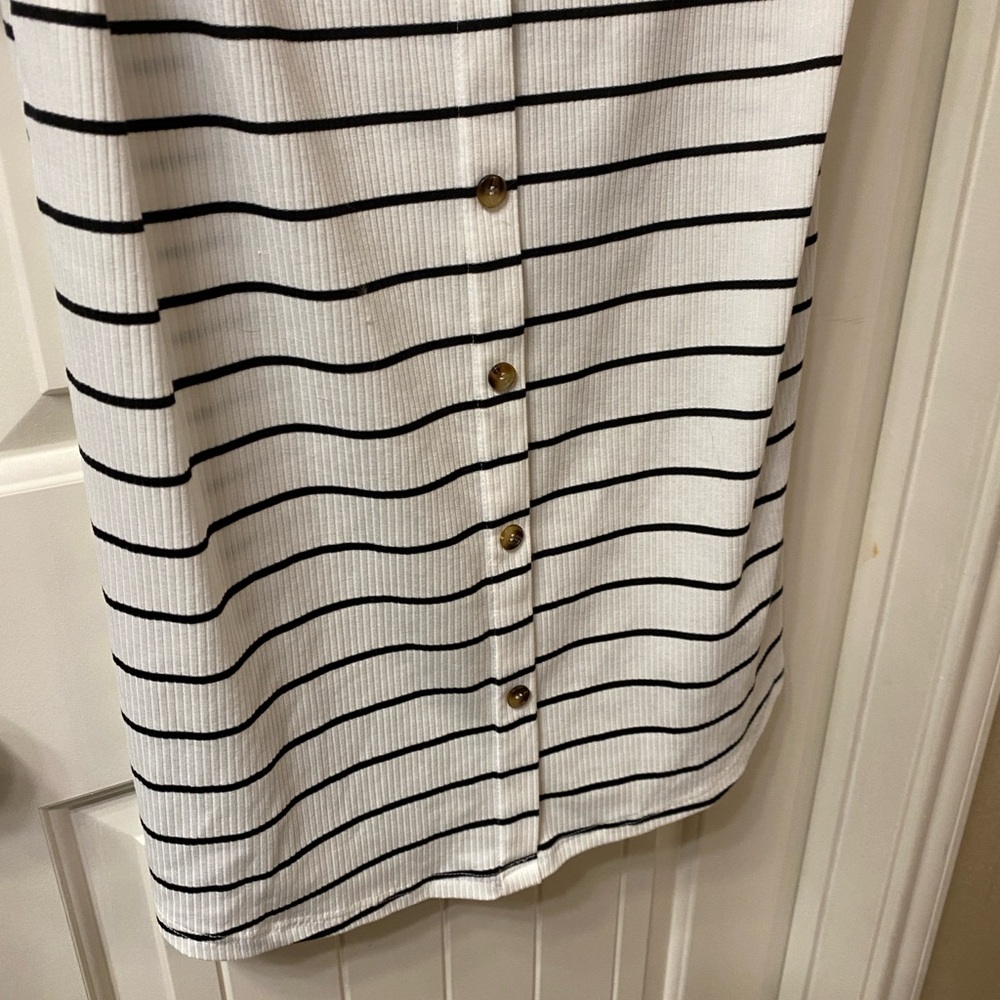 SHEIN Black and White Button Down Shirt - Picture 5 of 6
